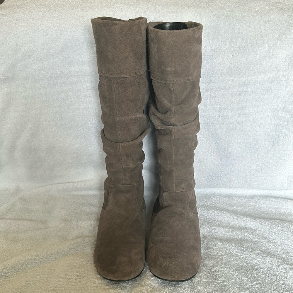 Bakers Soft Size 8.5 Grey Suede Mid Calf Slouch Boots